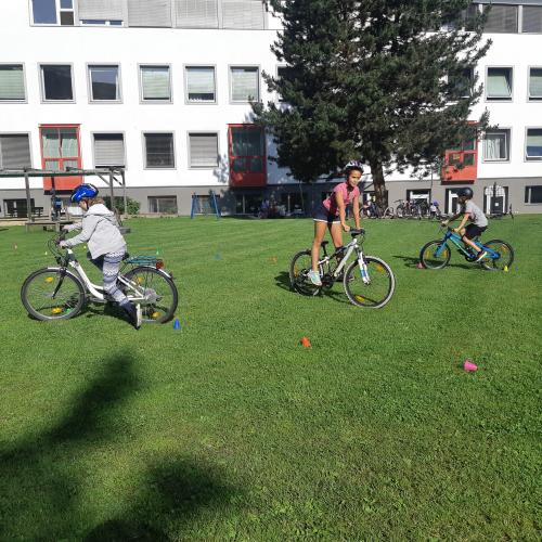 Radfahren im Schulhof