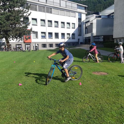 Radfahren im Schulhof