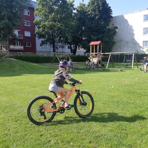 Radfahren im Schulhof