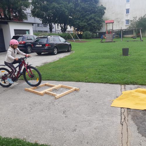 Radfahren im Schulhof