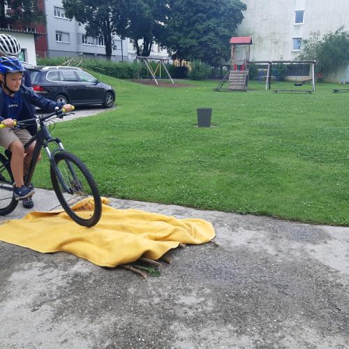 Radfahren im Schulhof