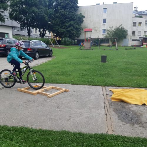 Radfahren im Schulhof