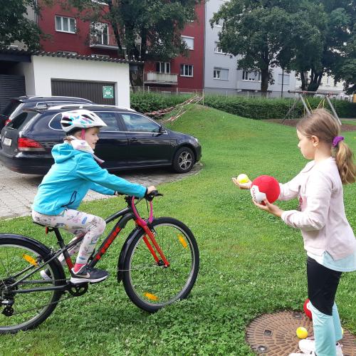 Radfahren im Schulhof
