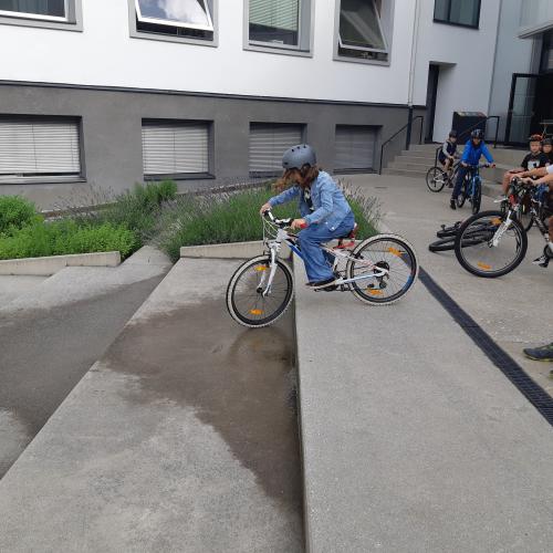 Radfahren im Schulhof
