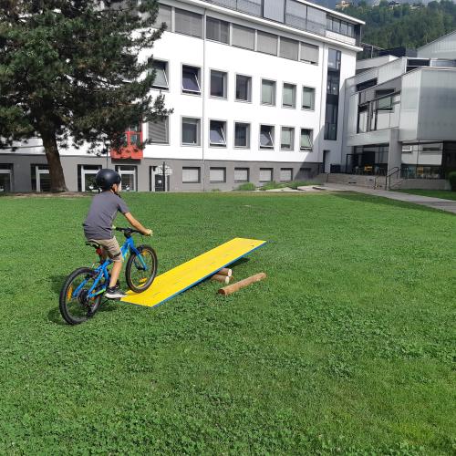 Radfahren im Schulhof