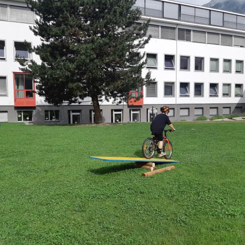 Radfahren im Schulhof