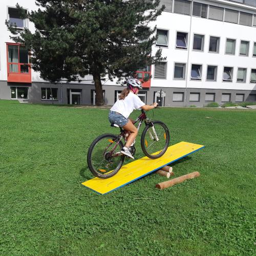 Radfahren im Schulhof