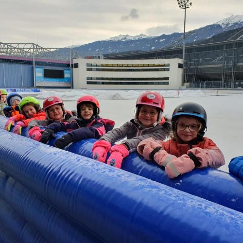 Die Kinder warten voller Vorfreude auf den Eislaufunterricht