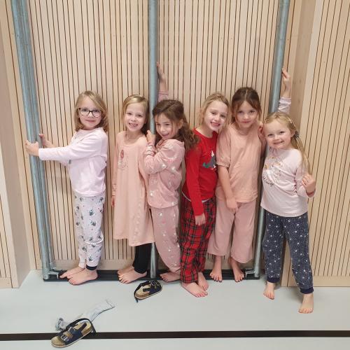 Ein paar Kinder bei der Pyjamaparty