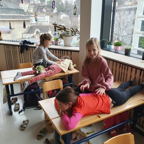 Die Kinder entspannen sich bei einer Wohlfühl-Massage