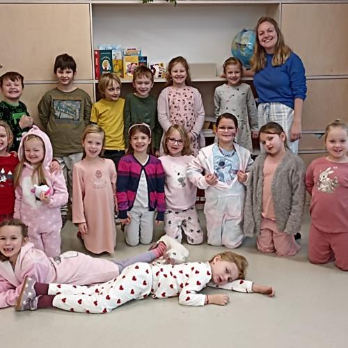 Gruppenfoto im Pyjama