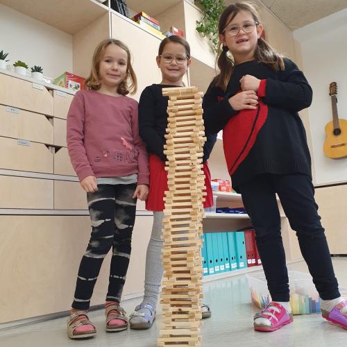 Die Kinder bauen einen Turm