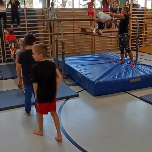 Die Kinder turnen