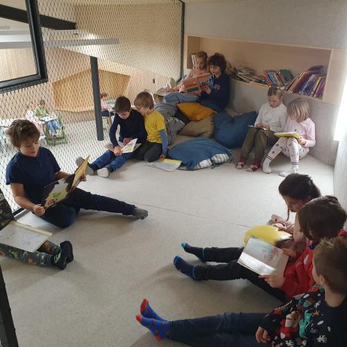 Die Kinder lesen sich gegenseitig vor