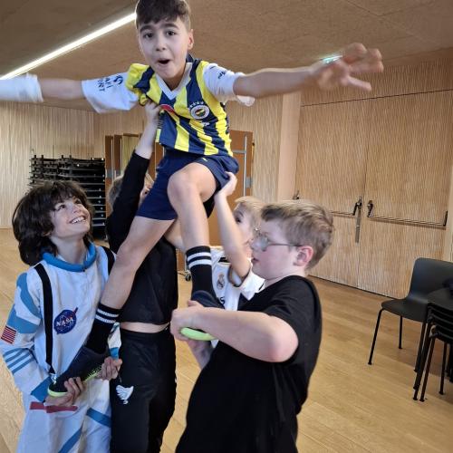Fußballer Hebefigur im Festsaal