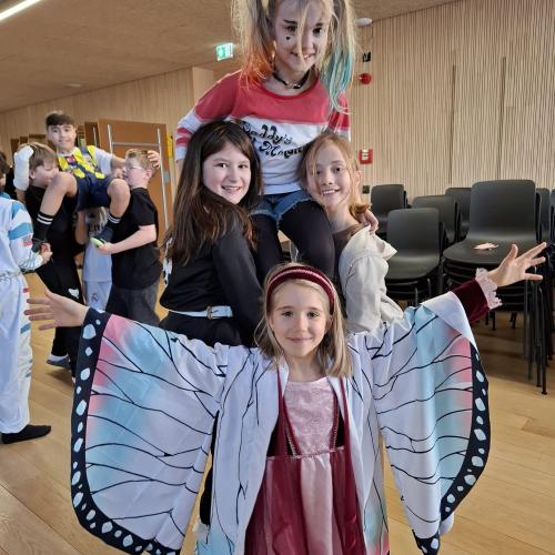 Hebefigur mit Schmetterling