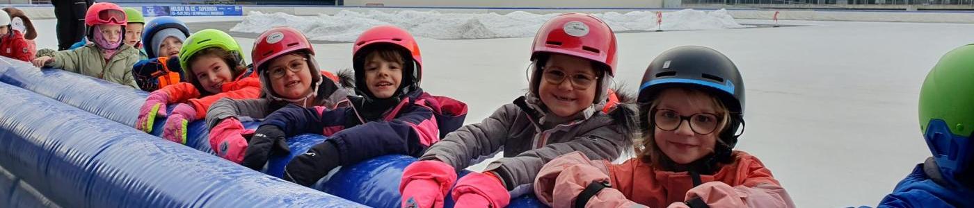 Kinder stehen aufgestellt am Eis