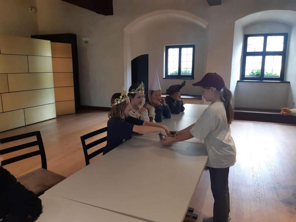 Kinder stellen ein mittelalterliches Fest nach