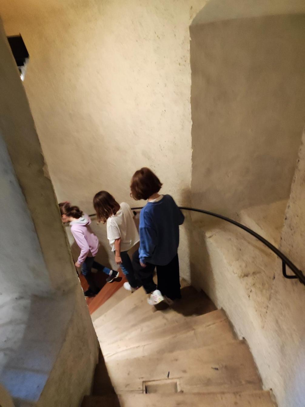 Kinder auf der alten Treppe im Schneckenturm